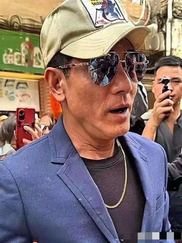 冠达管理 看到郭富城本人幻灭了 脸上不仅有皱纹还有老年斑 个子不高 像小老头